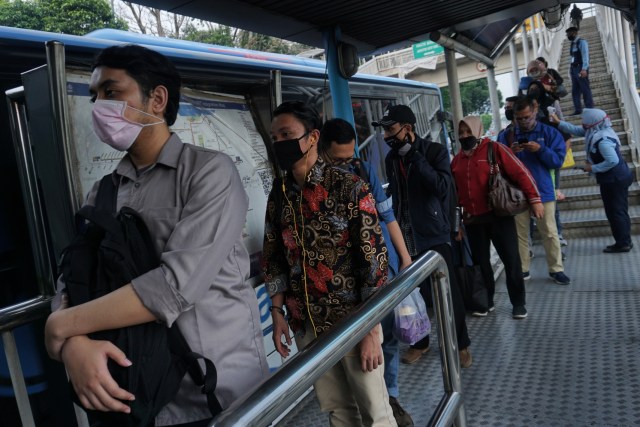 Penumpang saat mengantre untuk memasuki halte Transjakarta Gatot Subroto, Jakarta.  Foto: Fanny Kusumawardhani/kumparan