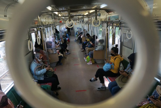 Sejumlah penumpang KRL Commuter Line berada di dalam gerbong yang telah diberi marka jarak sosial (social distancing).  Foto: Fanny Kusumawardhani/kumparan