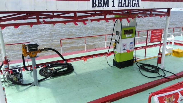 Warga Pulau Maya, Kalbar, Akhirnya Bisa Nikmati BBM Satu Harga (23413)
