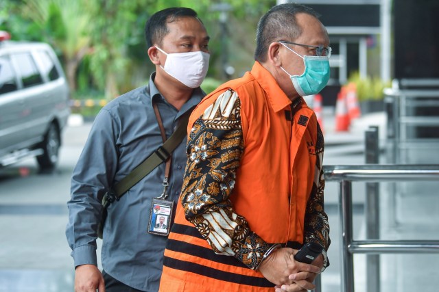 Tersangka kasus dugaan suap gratifikasi senilai Rp46 miliar, Nurhadi (kanan) bersiap menjalani pemeriksaan di gedung KPK, Jakarta, Jumat (19/6). Foto: Nova Wahyudi/Antara Foto