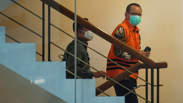 Nurhadi (kanan) menaiki anak tangga sebelum menjalani pemeriksaan di gedung KPK, Jakarta, Jumat (19/6). Foto: Nova Wahyudi/Antara Foto