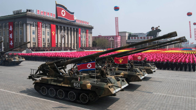 Tank Tentara Rakyat Korea (KPA) ditampilkan di lapangan Kim Il-Sung selama parade militer. Foto: Ed JONES / AFP