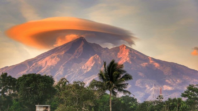 Puncak Gunung Merbabu dinaungi awan berbentuk topi. Foto: Instagram @johanjacob_oki