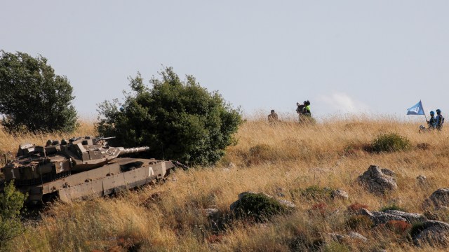 Pasukan tentara UNFIL di dekat kibbutz Israel Utara Misgav Am ketika tank tempur  Merkava IV bermanuver.  Foto: JALAA MAREY/AFP