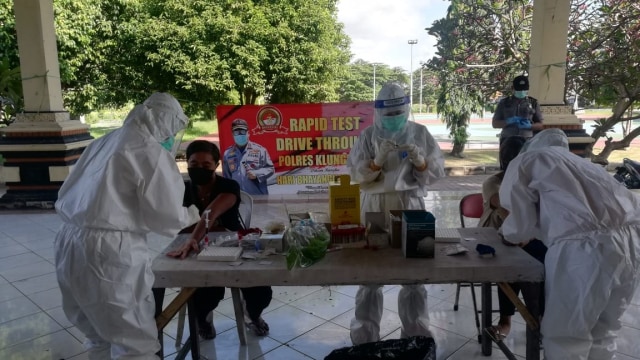 Biaya rapid test yang dianggap terlalu mahal membuat sopir angkutan logistik enggan menyeberang ke Bali - KR7