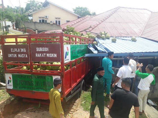 ﻿﻿Kondisi truk pengangkut LPG yang menghantam rumah warga di Tebing, Karimun. Foto : Khairul S/Kepripedia.com
