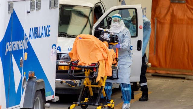 Petugas medis membawa pasien yang terinfeksi virus corona di Rumah Sakit Mount Sinai di Toronto, Ontario, Kanada. Foto: Carlos Osorio / REUTERS