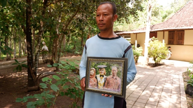 Tukiyat (51), penjaga hutan Wanagama yang berhasil kuliahkan anaknya hingga S3 di Jepang. Foto: Arfiansyah Panji Purnandaru/kumparan