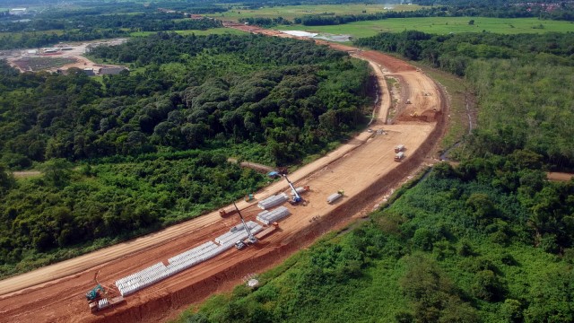 Foto udara pembangunan konstruksi ruas jalan tol Padang-Sicincin di Jl Bypass KM 25, Kabupaten Padangpariaman, Sumatera Barat, Jumat (19/6). Foto: Iggoy el Fitra/Antara Foto