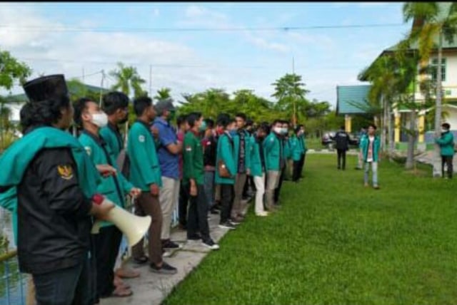 Puluhan Mahasiswa IAIN Palangka Raya saat menggelar aksi damai penurunan uang kuliah, Jumat (19/6).