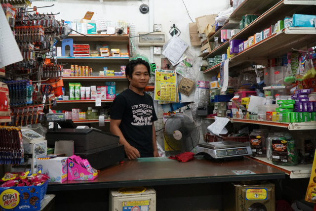 com-Dengan menjadi Agen46, Naryo menjual kebutuhan sehari-hari dan membantu masyarakat sekitarnya untuk melakukan transaksi perbankan. Foto: Shutterstock