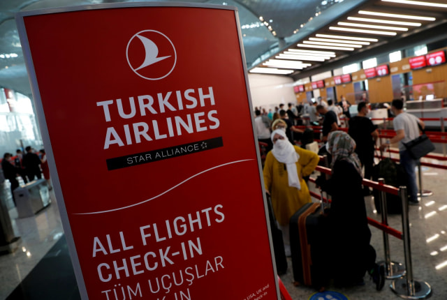 Sejumlah calon penumpang mengantre saat check-in untuk keberangkatan ke Washington DC di Bandara Istanbul, Jumat (19/6). Foto: Murad Sezer/ REUTERS