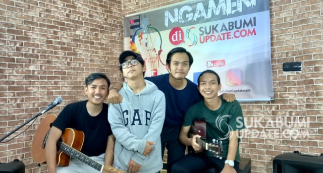Band Jingga Telak usai tampil di acara Ngamen di SukabumiUpdate.com, Jumat (19/6/2020) malam. | Sumber Foto:OKSA BC