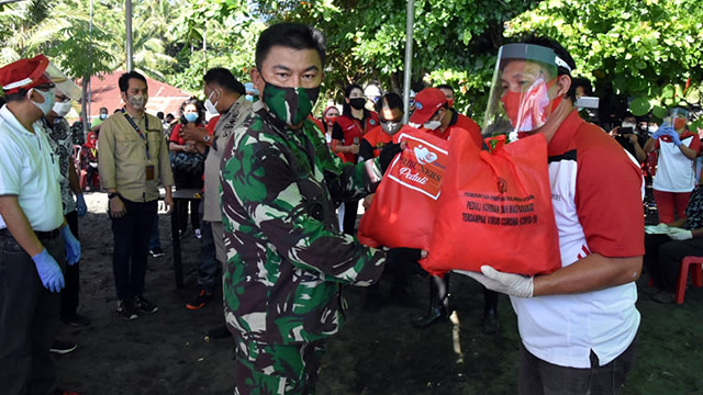 Danrem 131/Santiago, Brigjen TNI Prince Meyer Putong SH menyerahkan bantuan sosial untuk masyarakat di Kabupaten Minahasa, Sulawesi Utara (foto: istimewa)