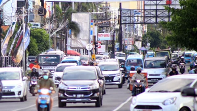 Suasana jalanan di kawasan bisnis on boulevard Manado