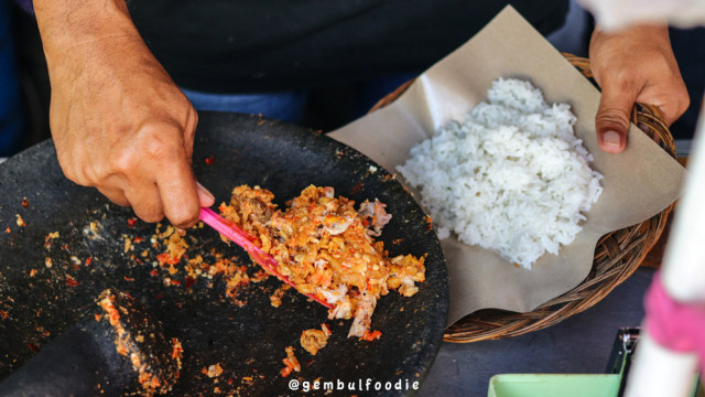 Ayam geprek legendaris dari Yogyakarta. Photo by @gembulfoodie