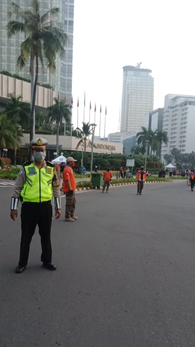 Suasana sebelum pembukaan Car Free Day (CFD) di Jalan Sudirman, Jakarta, Minggu (21/6). Foto: Twtter/@TMCPoldaMetro