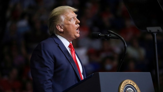 Presiden AS Donald Trump berbicara di podium, di tengah pendukungnya saat kampanye di Tulsa, Oklahoma, AS , 20 Juni 2020. Foto: Leah Millis/REUTERS