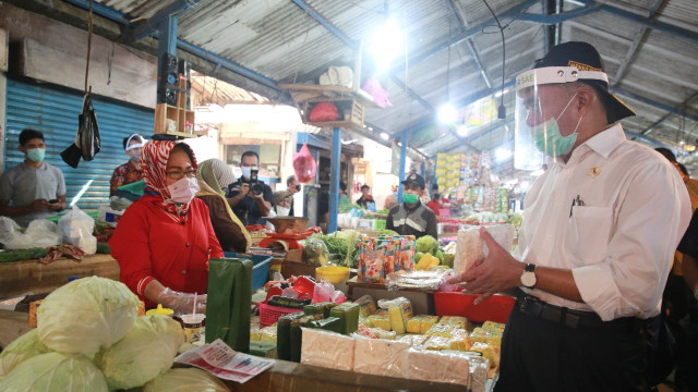 Menko PMK Muhadjir Effendy (kanan) saat berkunjung ke pasar di Bandung, Sabtu (20/6). Foto: Kemenko PMK