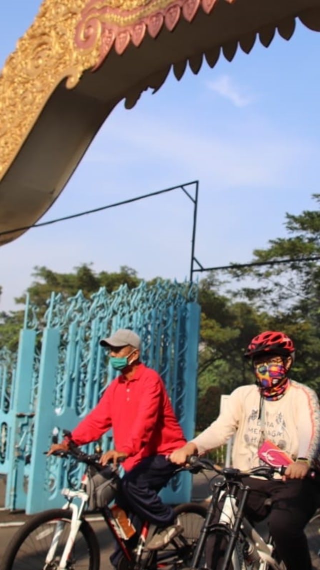 Pengunjung memasuki gerbang TMII pada hari pertama pembukaan di masa transisi Foto: Dok. Taman Mini Indonesia Indah