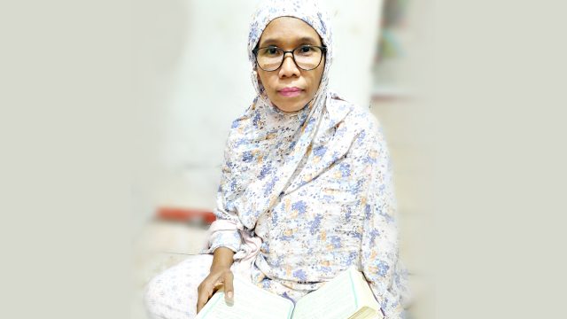 Ibu Suprihatin, penjahit dengan keterbatasan pendengaran.