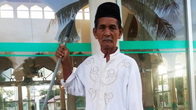 T Safri Tukang Sapu Masjid Yang Penuh Nasihat Kumparan Com