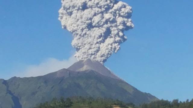 Ilustrasi erupsi Merapi. Foto: Kumparan.
