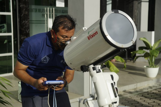 Tim Falakiyah Kanwil Kemenag Aceh saat mempersiapkan teleskop pada Sabtu sore untuk melakukan pemantauan gerhana matahari parsial di halaman kantor, Minggu (21/6). Foto: Khairul Umami