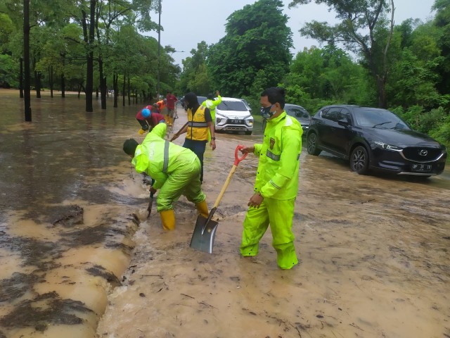 Polisi membantu penanganan banjir di Jalan Sudir,man. Foto: Rega/kepripedia.com