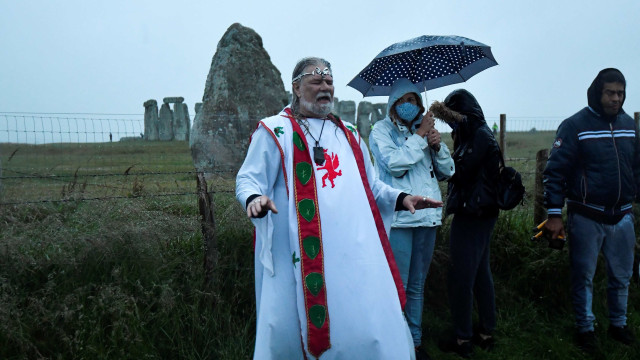 Warga Inggris Nekat Datang ke Stonehenge untuk Rayakan Titik Balik Matahari (47067)