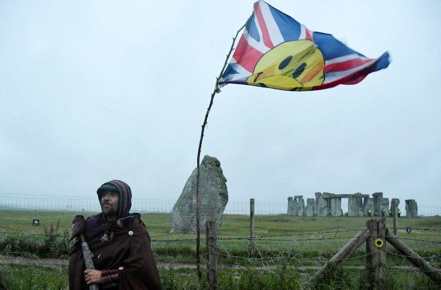 Warga Inggris Nekat Datang ke Stonehenge untuk Rayakan Titik Balik Matahari (47069)