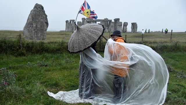Warga Inggris Nekat Datang ke Stonehenge untuk Rayakan Titik Balik Matahari (47068)