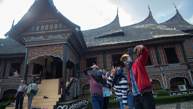 Sejumlah wisatawan mengunjungi anjungan Provinsi Sumatera Barat di Taman Mini Indonesia Indah (TMII), Jakarta. Foto: ANTARA FOTO/Aditya Pradana Putra