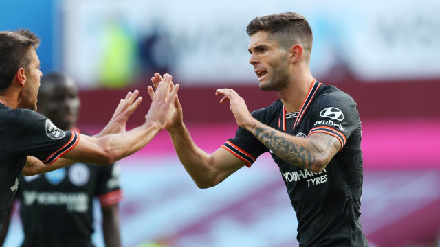 Pemain Chelsea, Christian Pulisic (kanan) merayakan gol pertama mereka ke gawang Aston Villa saat pertandingan Liga Premier. Foto: Catherine Ivill/Pool via REUTERS