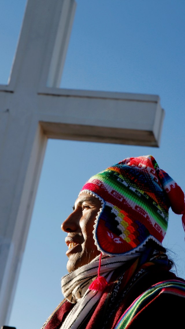 Masyarakat adat Aymara dalam upacara menyambut kembali matahari musim dingin serta Tahun Baru Aymara, di La Paz, Bolivia. Foto: David Mercado/REUTERS