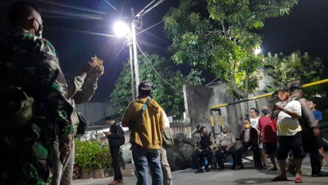 Suasana di sekitar lokasi kejadian usai penangkapan diduga kelompok John Kei di Perum Titian Indah Blok M, Medan Satria, Kota Bekasi, Jawa Barat, Minggu (21/6). Foto: Pradita Kurniawan Syah/ANTARA
