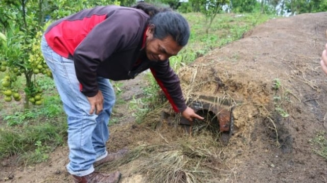 Mangatur Hutasoit, warga setempat mengisahkan peristiwa ganjil atas kematian ratusan ternak milik warga Pargompulon, Desa Pohan Tonga. Foto: ANTARANEWS