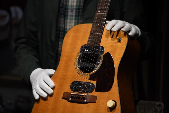 Gitar yang digunakan oleh musisi Kurt Cobain di acara MTV Unplugged. Foto: Getty Images