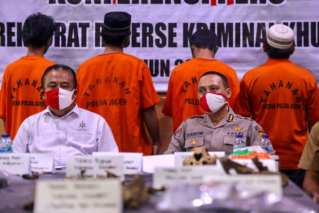 Empat orang diduga pelaku perdagangan Harimau Sumatera dan Beruang Madu ditangkap oleh tim Ditreskrimsus Polda Aceh. Foto: Suparta/acehkini