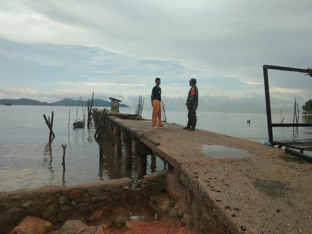 ﻿Aparat babinsa melakukan koordinasi dengan nelayan di Karimun. Foto : Khairul S/Kepripedia com