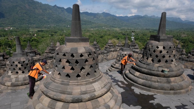 Petugas Balai Konservasi Borobudur (BKB) membersihkan abu vulkanik erupsi gunung Merapi di candi Borobudur, Magelang, Jawa Tengah. Foto: ANIS EFIZUDIN/ANTARA FOTO