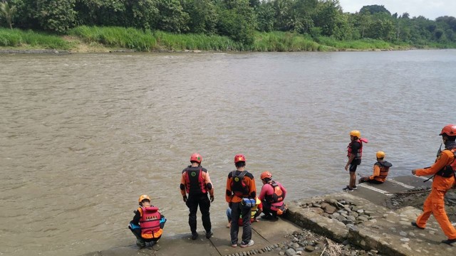 Tim SAR gaabungan lakukan pencarian bocah 10 tahun hanyut di Sungai Progo Foto: Dok.Basarnas Yogyakarta