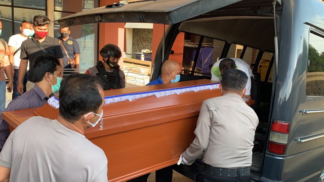Jenazah pelaku penyerang polisi di Karanganyar Jawa Tengah dimakamkan di Semarang karena ditolak di Jawa Timur.  Foto: Afiati Tsalitsati/kumparan