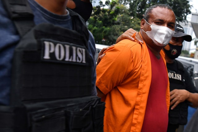 Polisi membawa salah satu tersangka kejahatan John Kei saat rilis di Polda Metro Jaya, Jakarta, Senin (22/6). Foto: Sigid Kurniawan/ANTARA FOTO