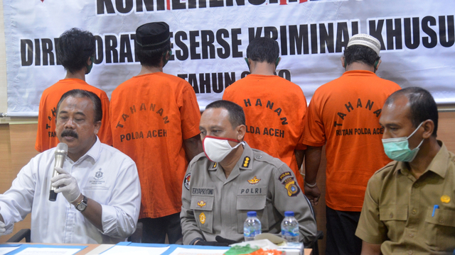 Direktur Reserse Kriminal Khusus Polda Aceh, Kombes Pol Margiyanta (kiri) dan petugas BKSDA saat konferensi pers sindikat perdagangan kulit harimau Sumatera. Foto: Ampelsa/Antara Foto