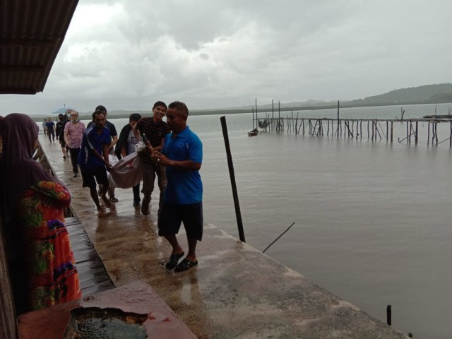 Warga bantu evakuasi mayat tanpa identitas di bibir pantai Pulau Pumpung Kelurahan Sembulang Galang. Foto: Rega/kepripedia.com