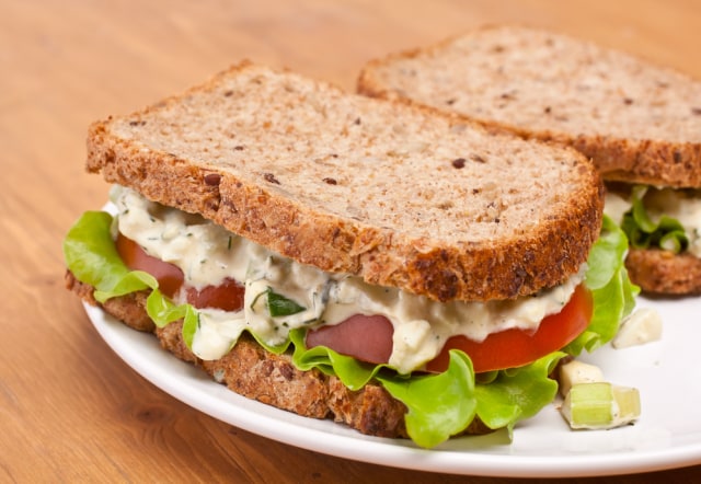 Ilustrasi sandwich roti gandum. Foto: Shutter Stock