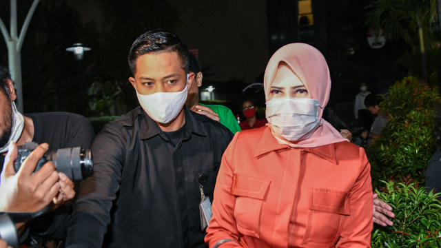 Istri mantan Sekretaris Mahkamah Agung (MA) Nurhadi, Tin Zuraida (kanan) berjalan meninggalkan ruangan usai menjalani pemeriksaan di gedung KPK. Foto: M RISYAL HIDAYAT/ANTARA FOTO