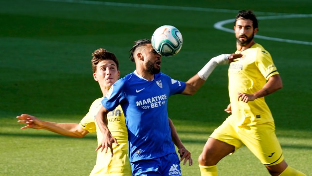 Pau Torres berduel dengan pemain Sevilla. Foto: JOSE JORDAN/AFP