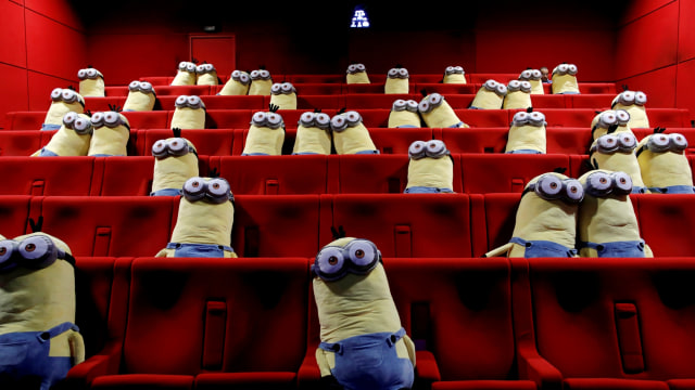 Sejumlah boneka minions diletakkan di kursi penonton sebagai pembatas di bioskop MK2 di Paris, Prancis. Foto: Benoit Tessier/REUTERS